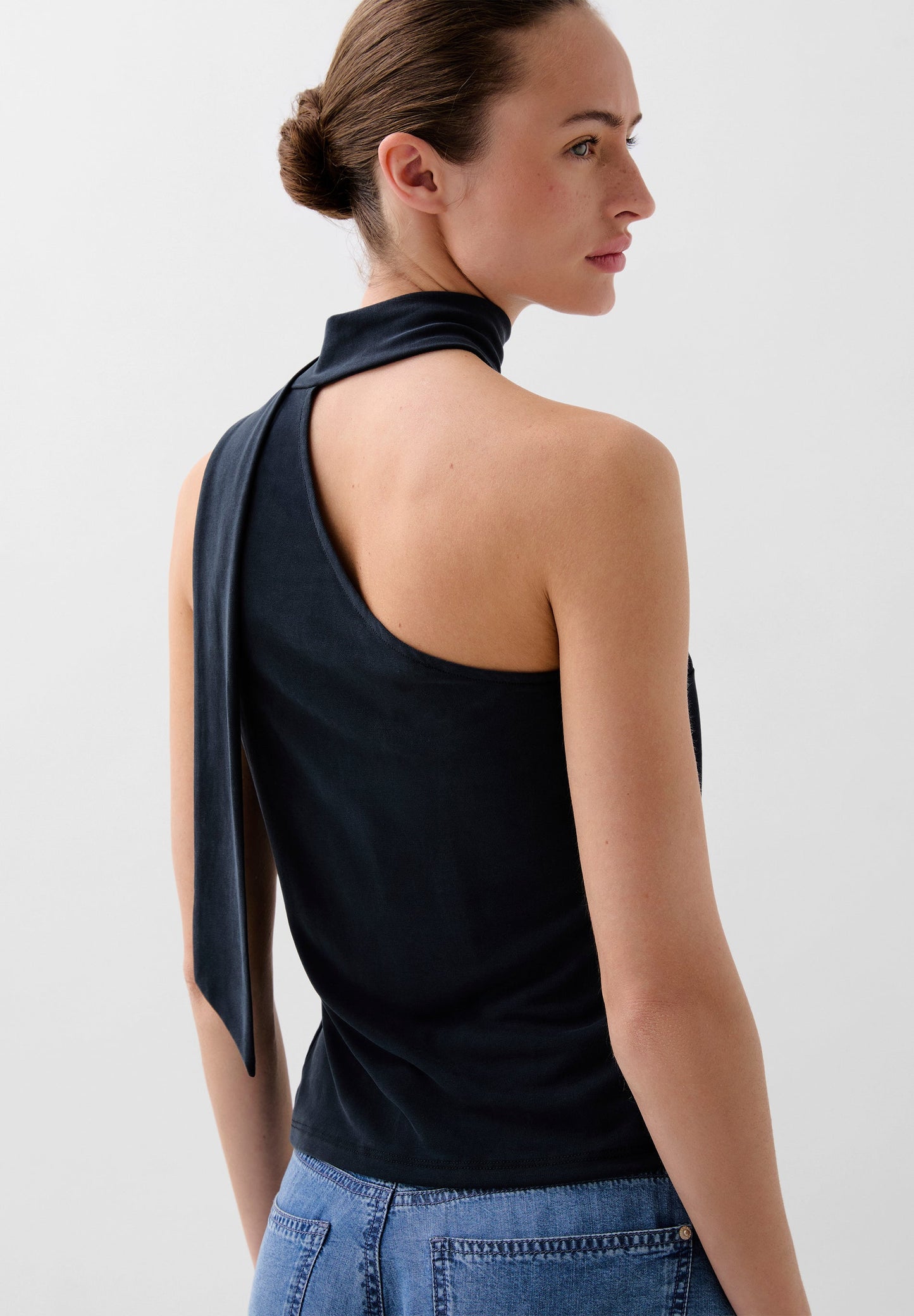 ASYMMETRISCHES TOP MIT KNOTEN