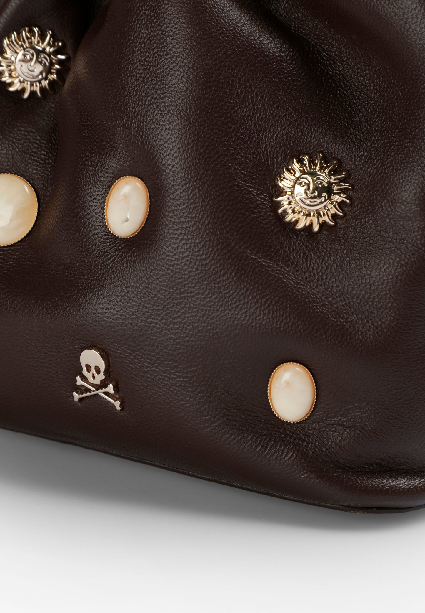 BEUTELTASCHE AUS LEDER MIT NIETEN