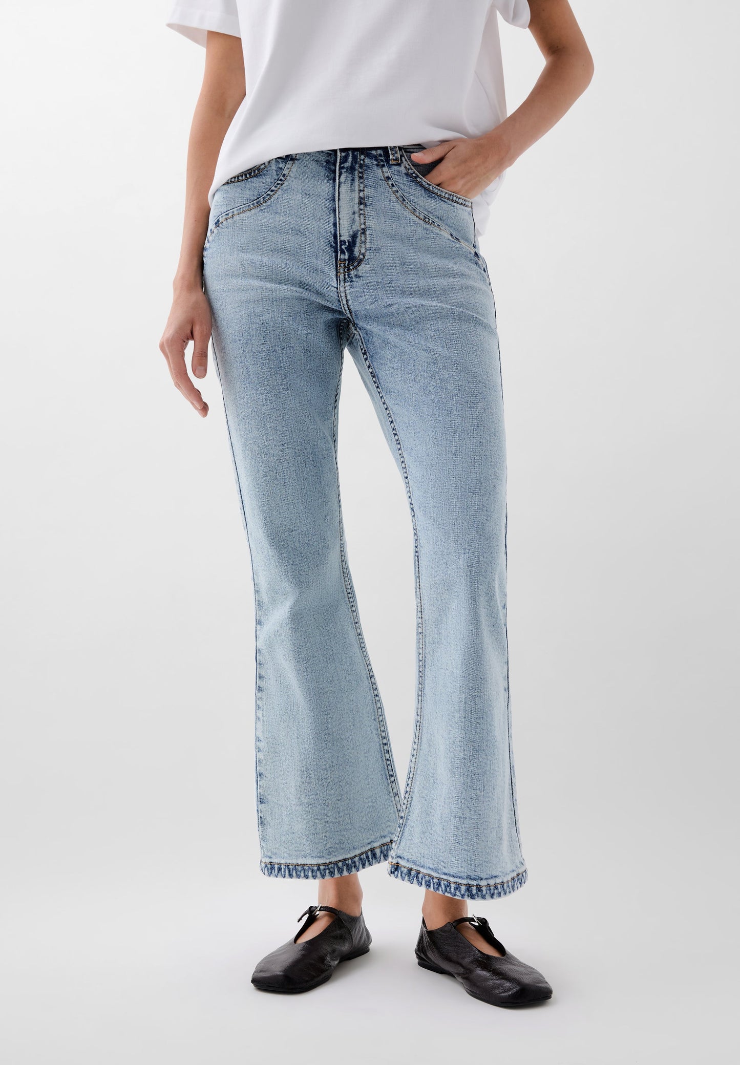 JEANS MIT HOHEM BUND