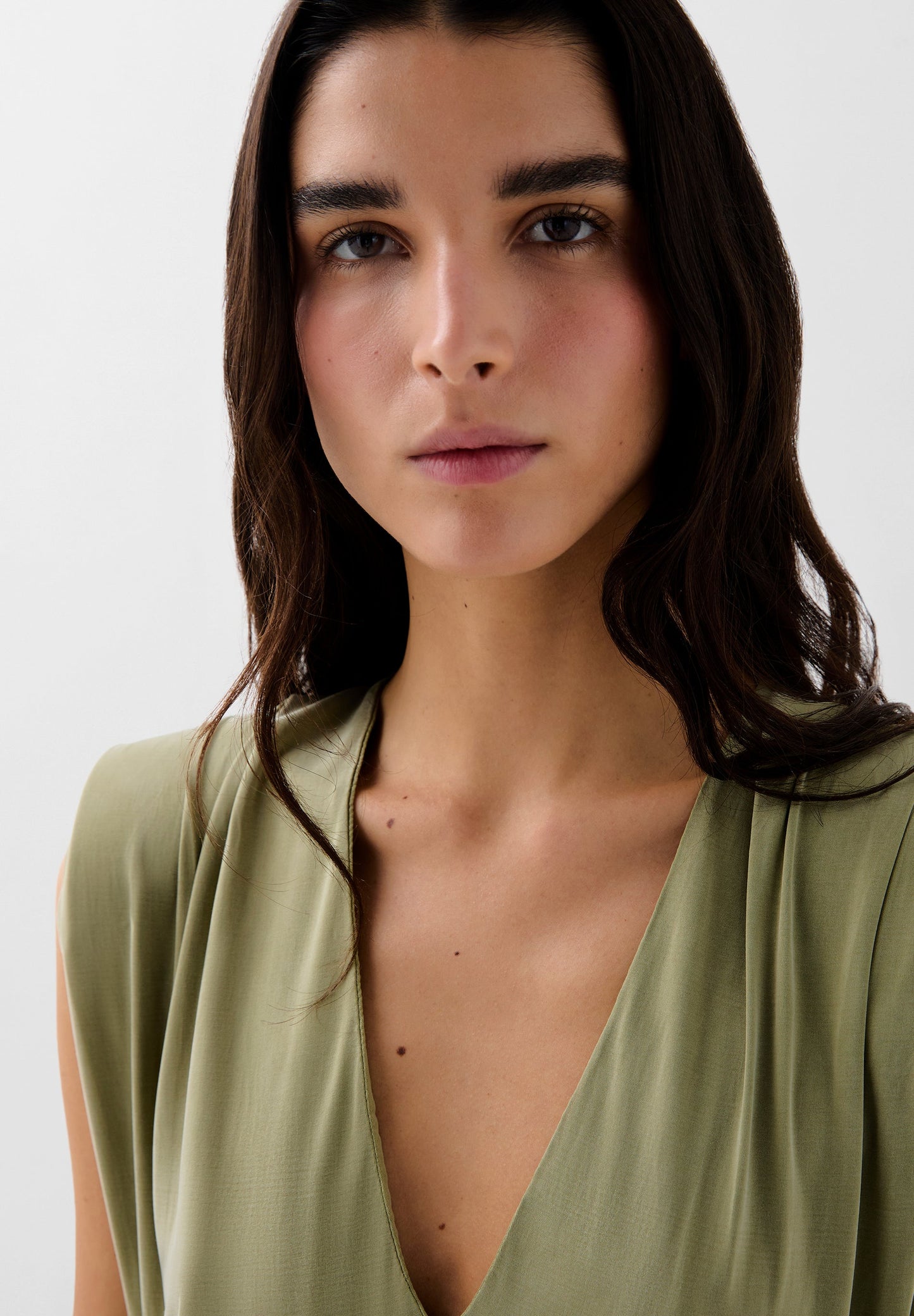 KLEID AUS CUPRO MIT DETAIL AM BUND