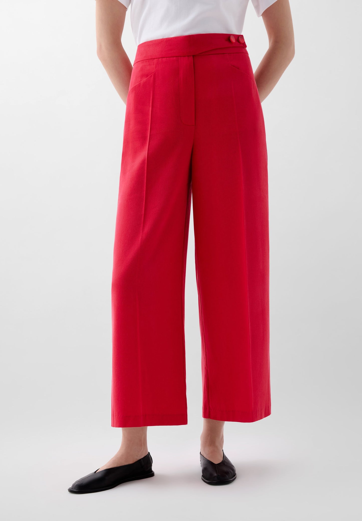 FLIESSENDE HOSE IM STRAIGHT-FIT