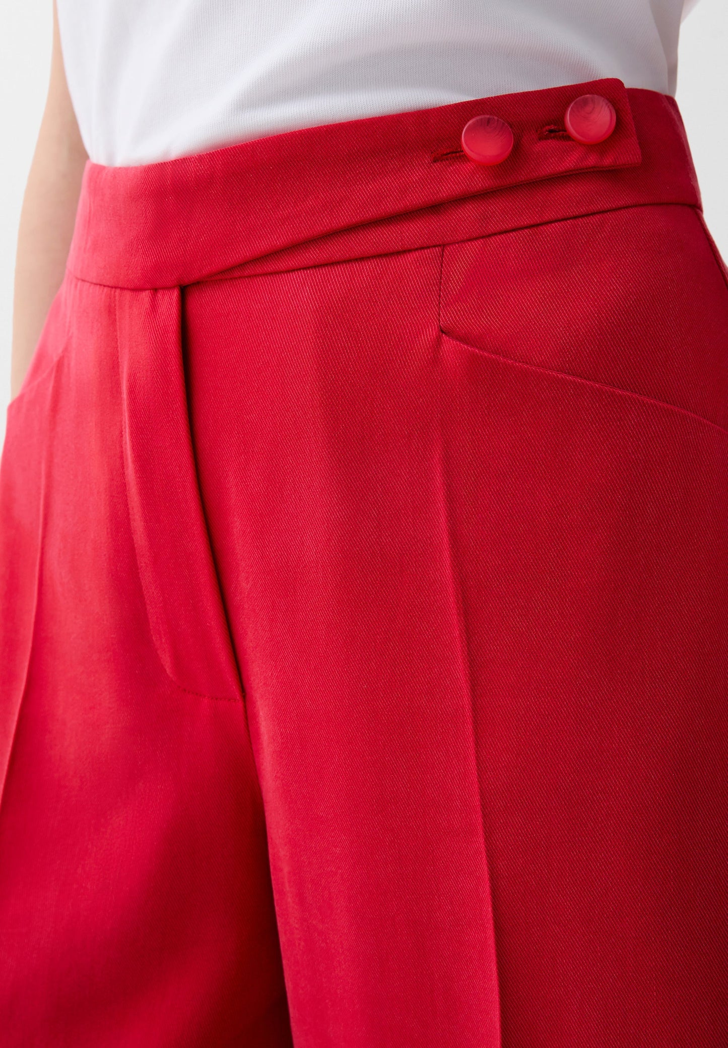 FLIESSENDE HOSE IM STRAIGHT-FIT