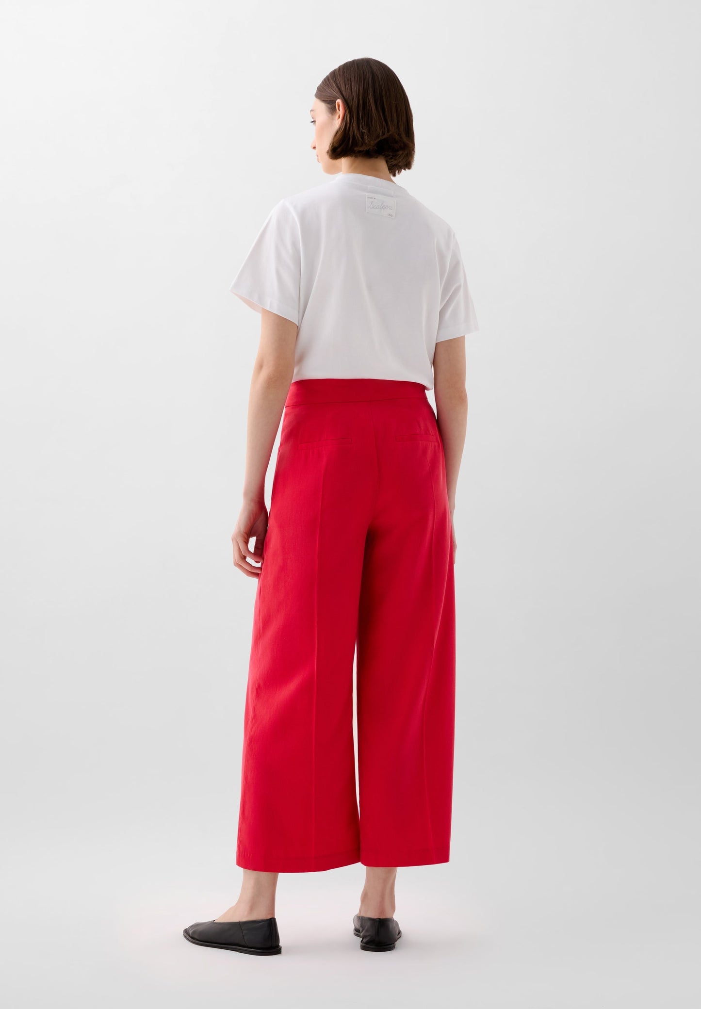 FLIESSENDE HOSE IM STRAIGHT-FIT