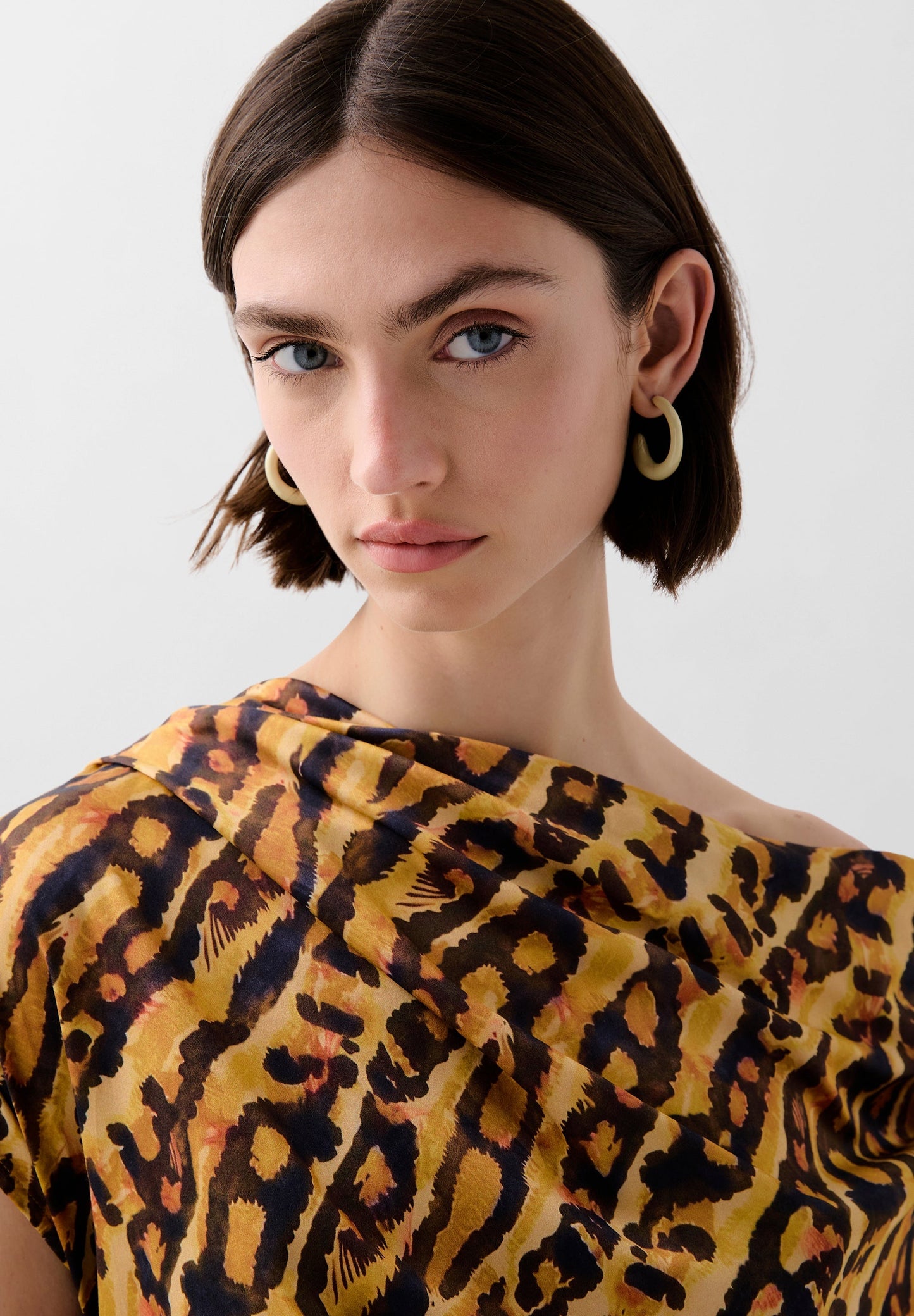 SATINIERTES KLEID MIT ANIMALPRINT