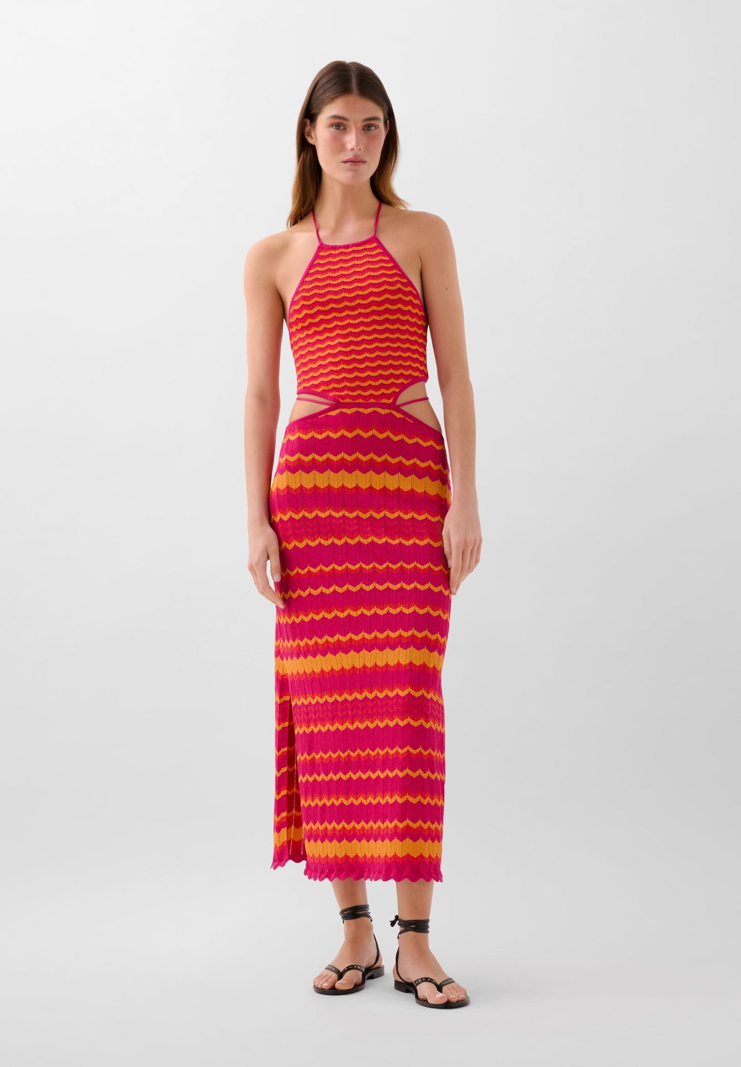 ZWEIFARBIGES STRICKKLEID MIT SCHLITZEN