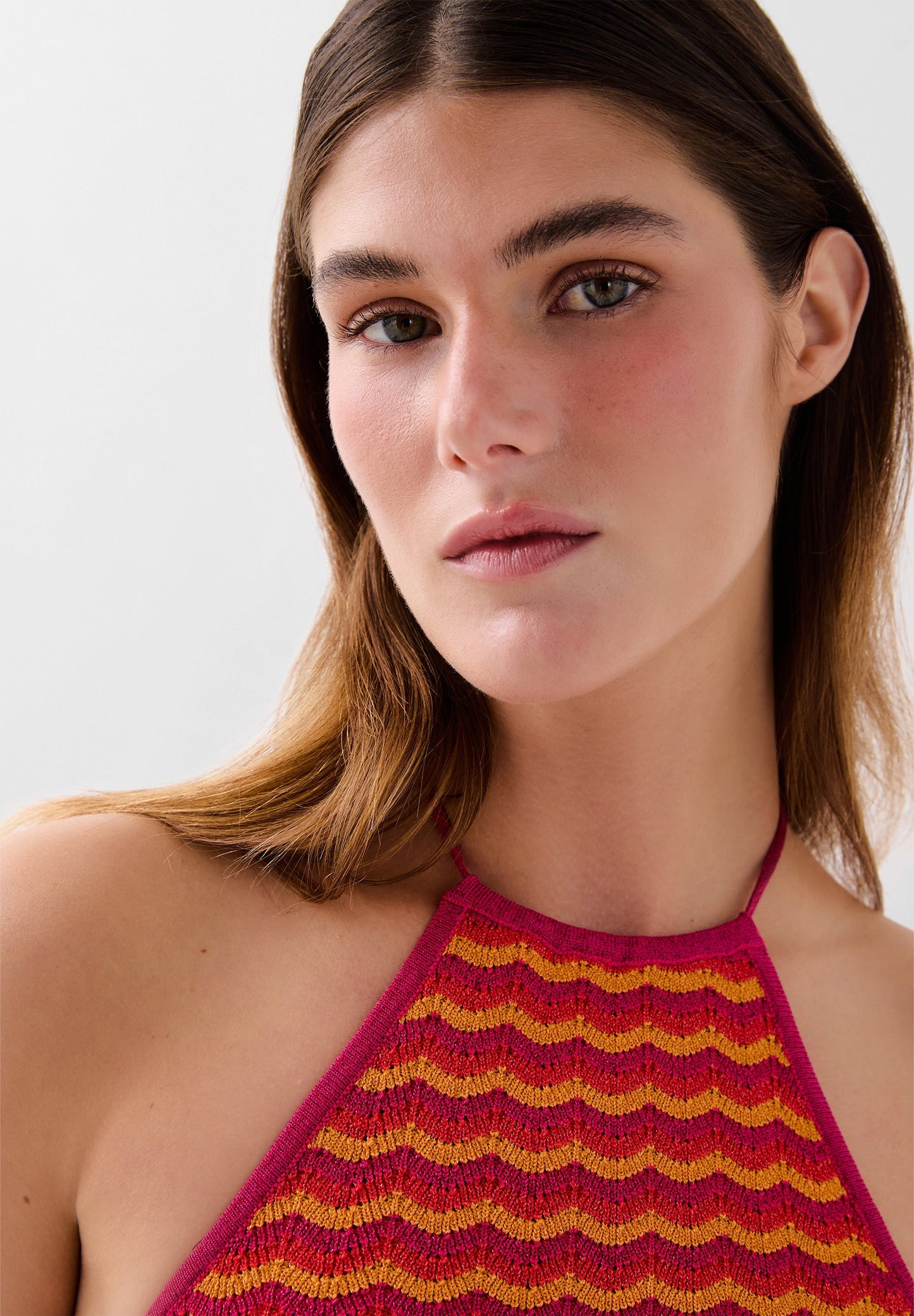 ZWEIFARBIGES STRICKKLEID MIT SCHLITZEN