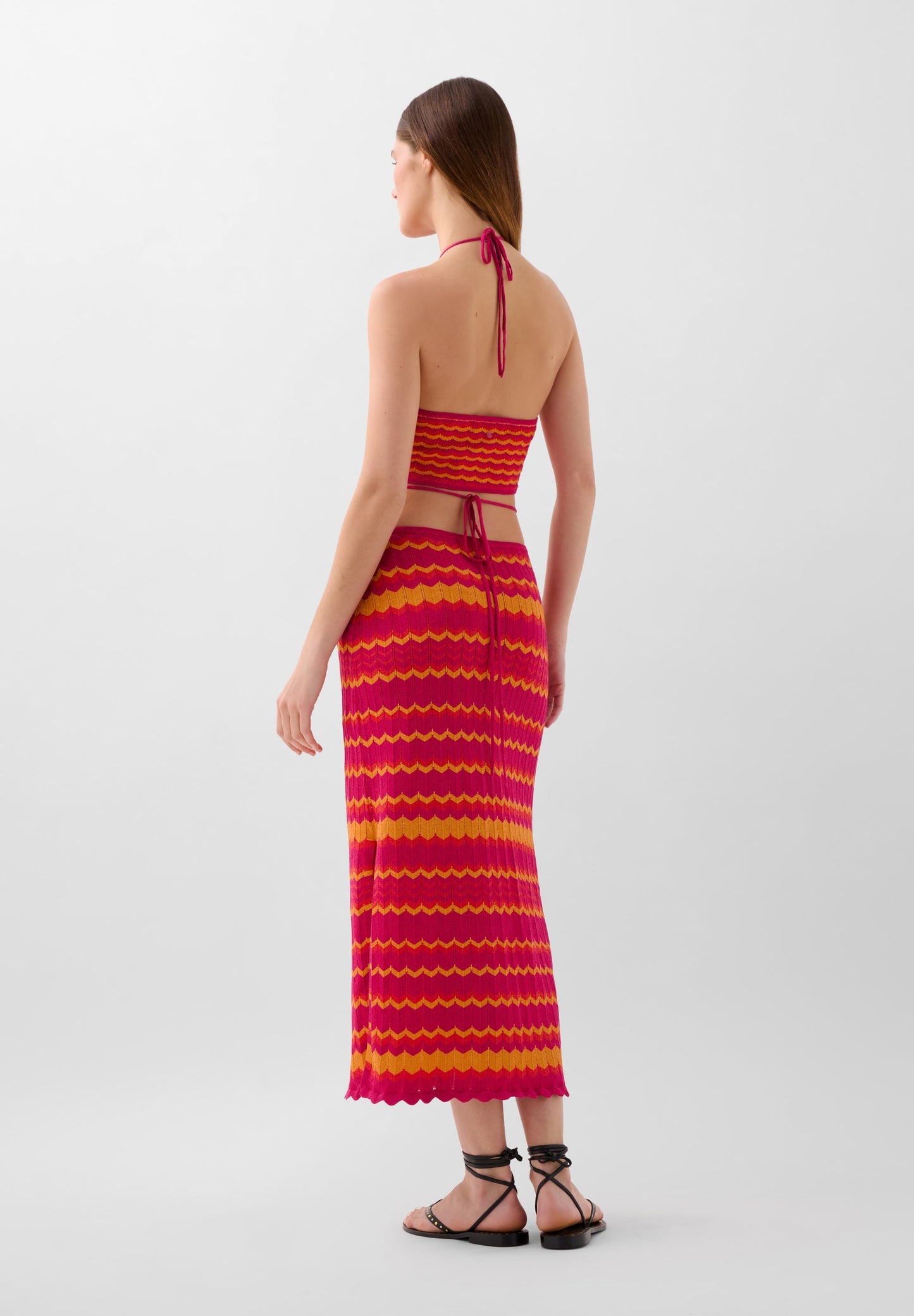 ZWEIFARBIGES STRICKKLEID MIT SCHLITZEN