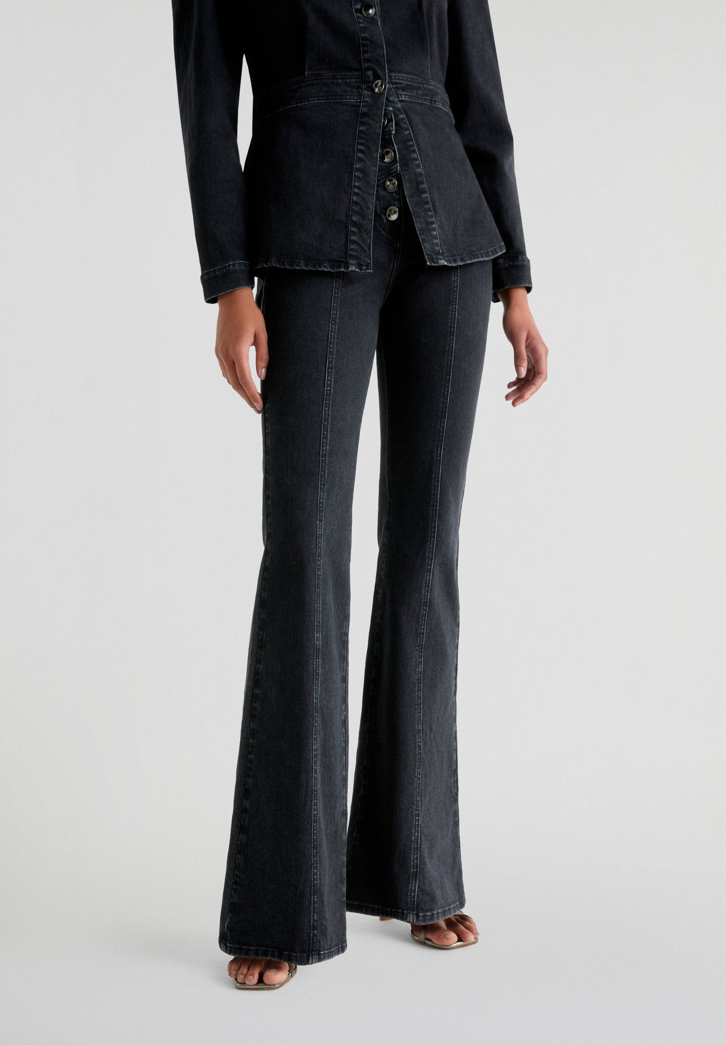 JEANS IM BOOTCUT MIT KNÖPFEN