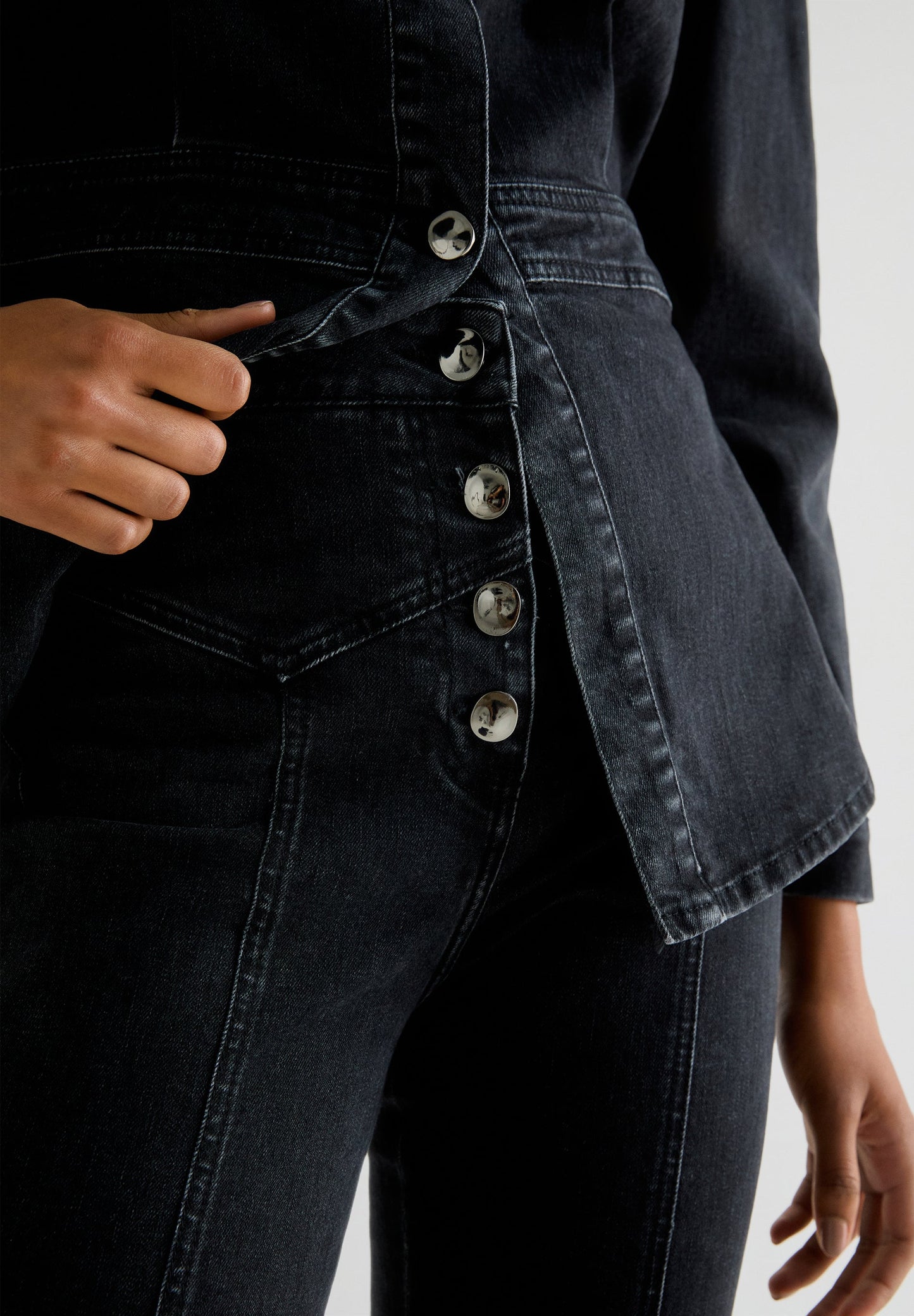 JEANS IM BOOTCUT MIT KNÖPFEN