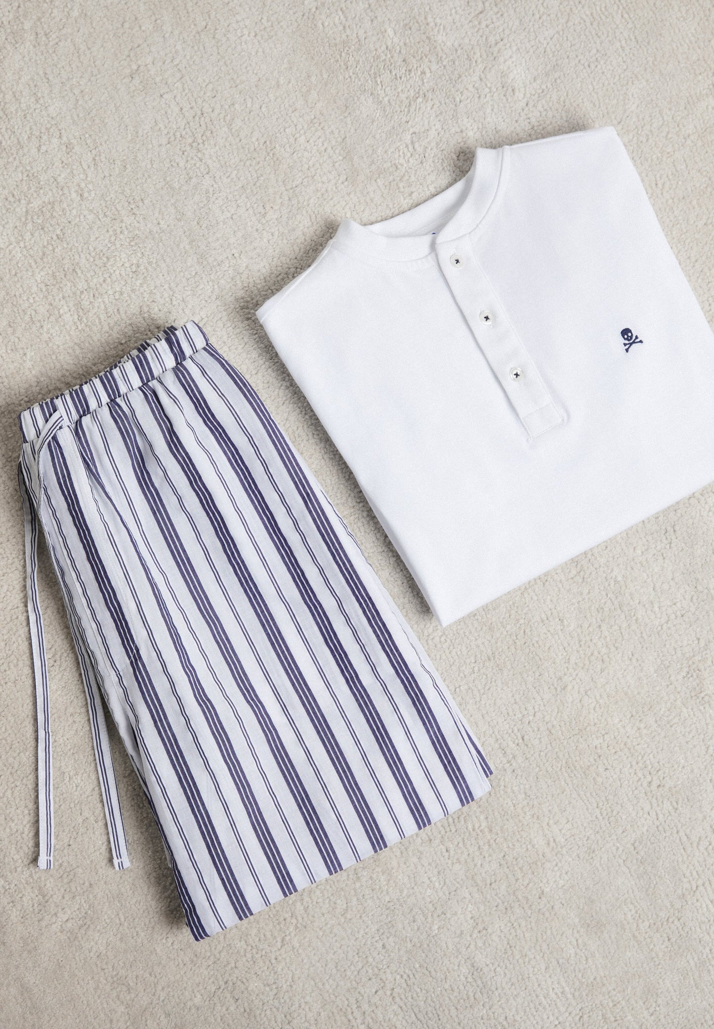 PYJAMA MIT STREIFENDETAIL AN DER HOSE