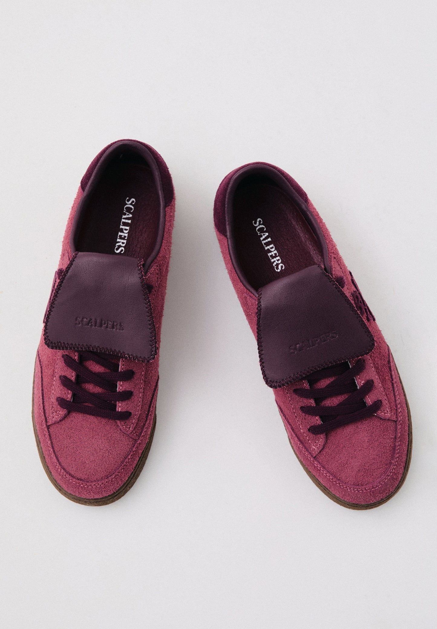 SNEAKER MIT ZUNGE IM RETRO-STIL