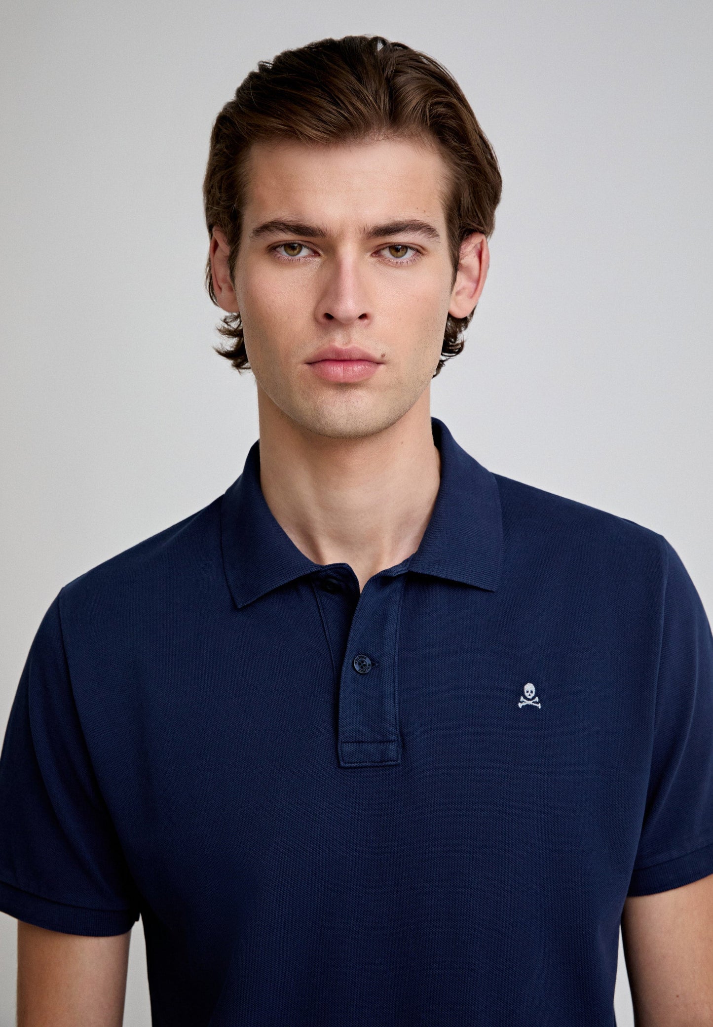 BASIC-POLOSHIRT MIT FARBLICH ABGESETZTEM TOTENKOPF