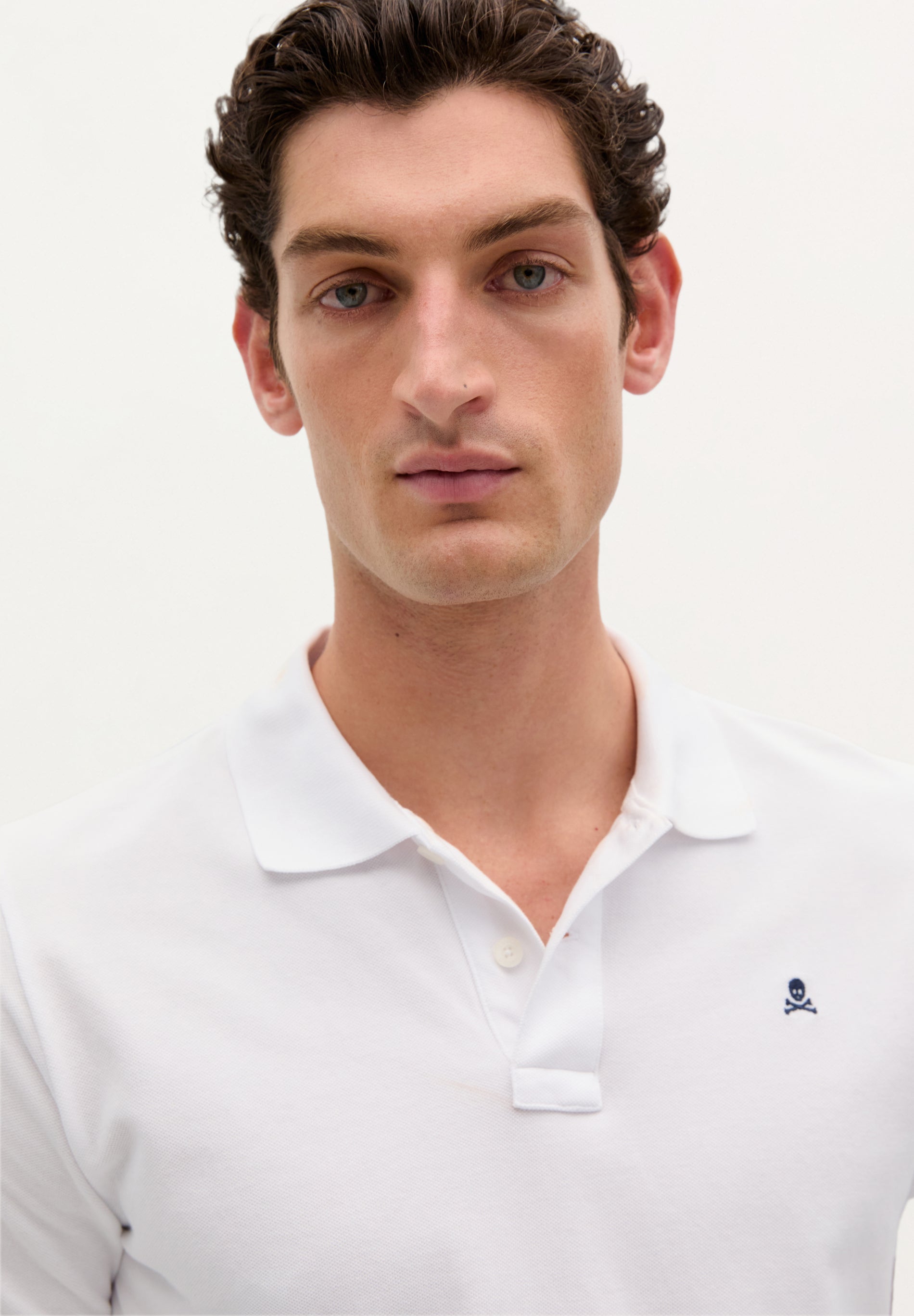 BASIC-POLOSHIRT MIT FARBLICH ABGESETZTEM TOTENKOPF