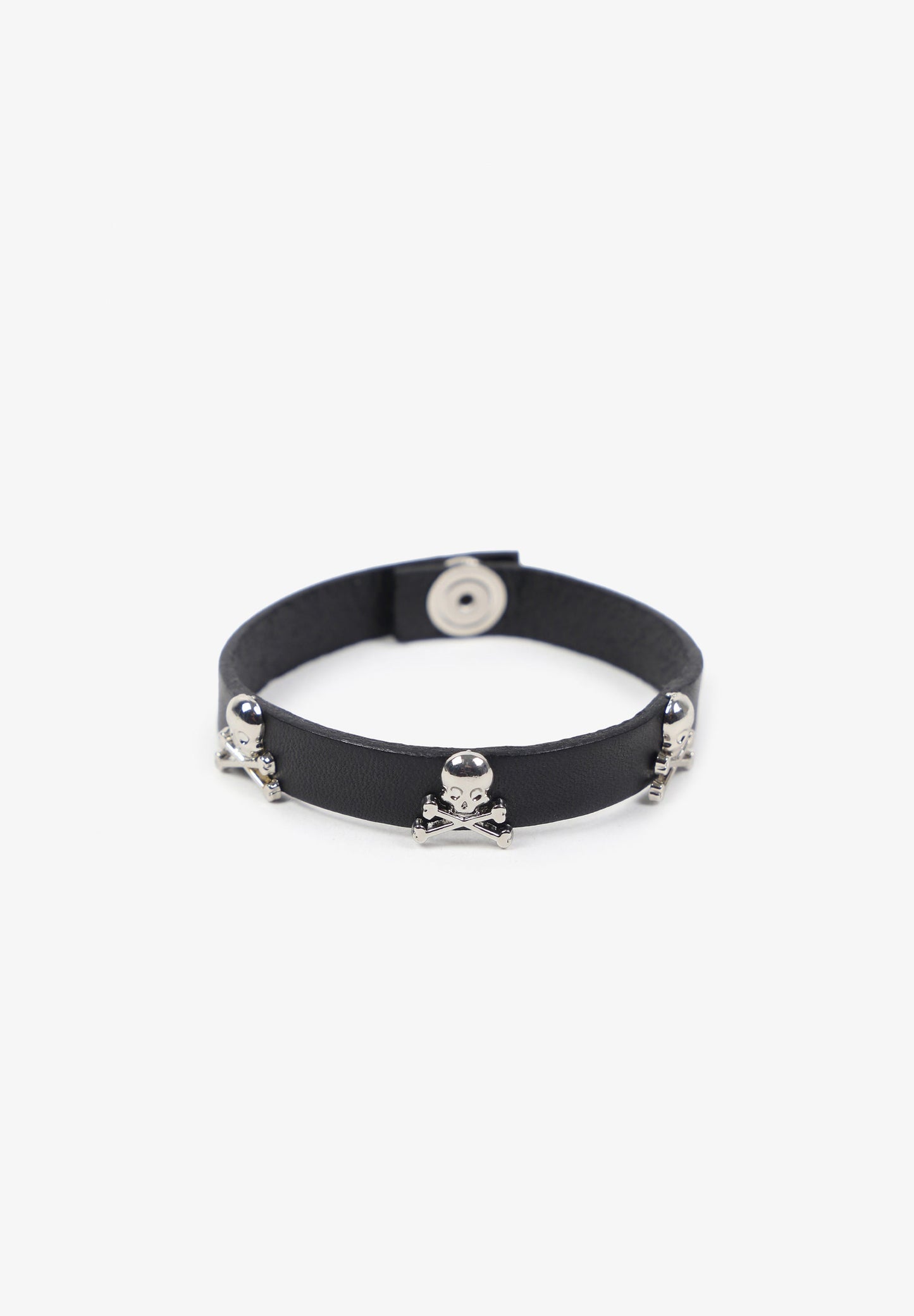 LEDERARMBAND MIT TOTENKÖPFEN