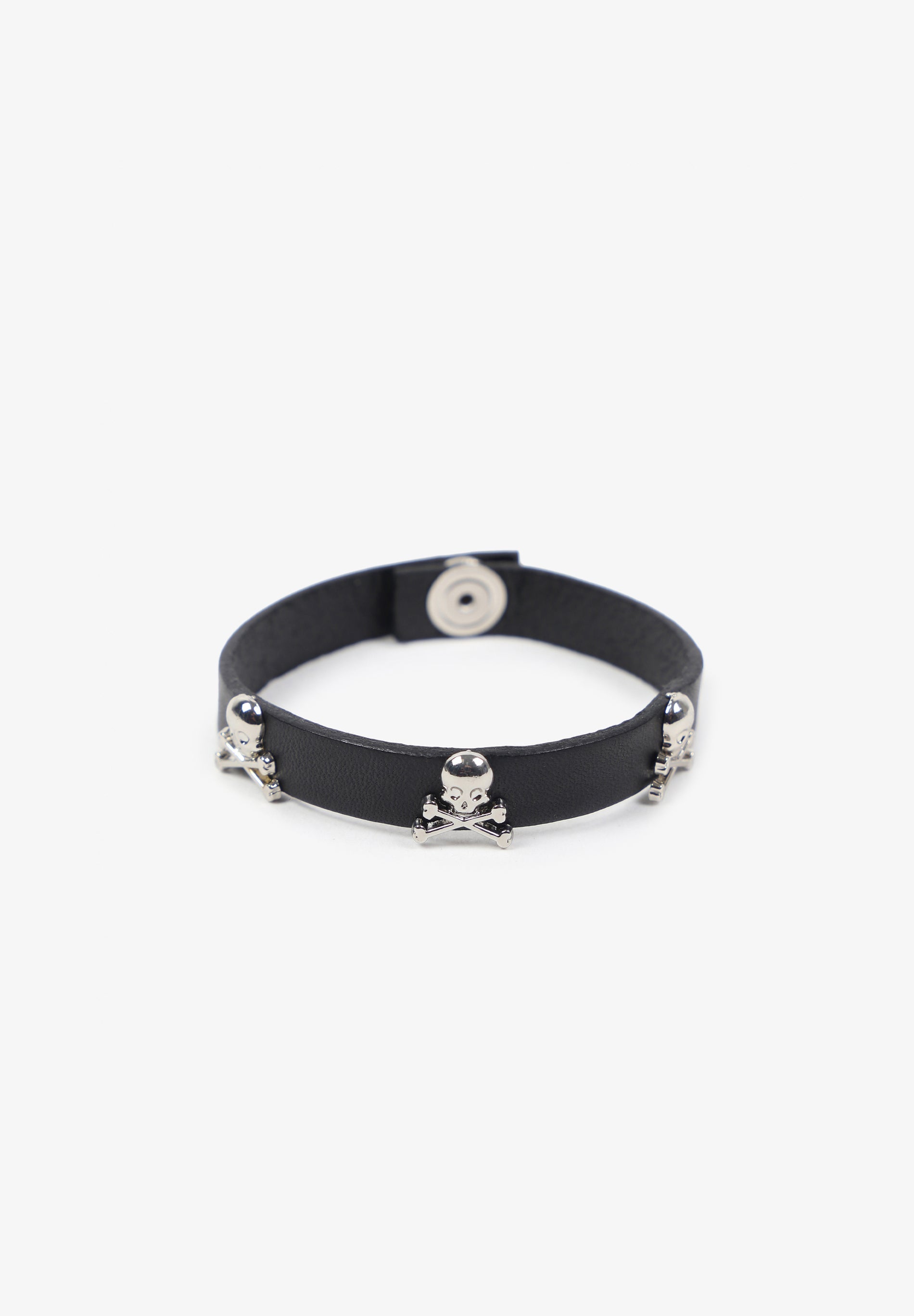 LEDERARMBAND MIT TOTENKÖPFEN