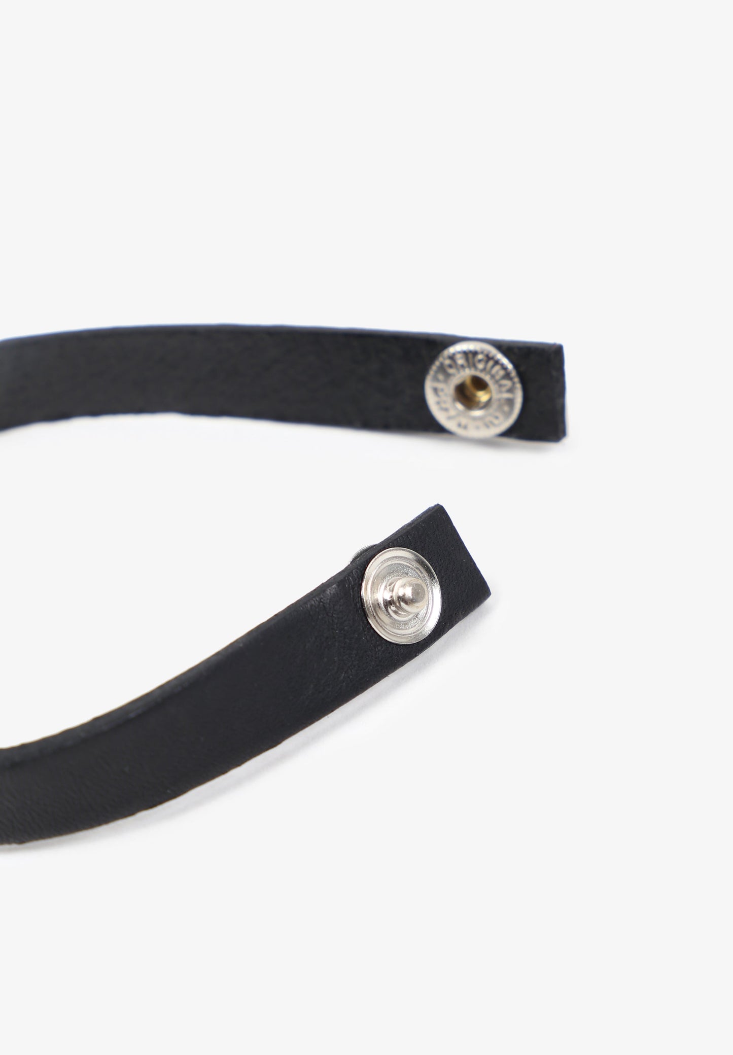 LEDERARMBAND MIT TOTENKÖPFEN