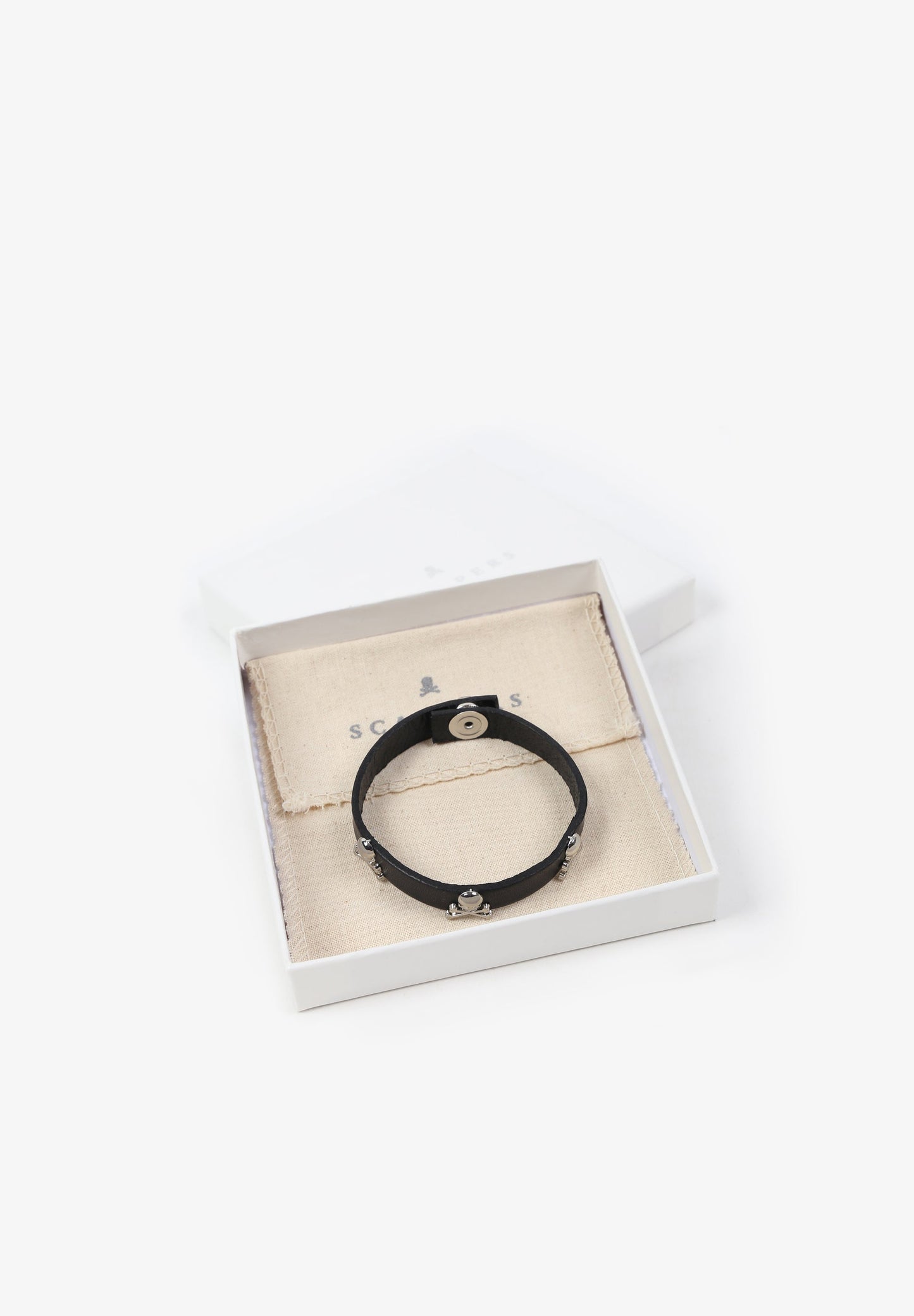 LEDERARMBAND MIT TOTENKÖPFEN