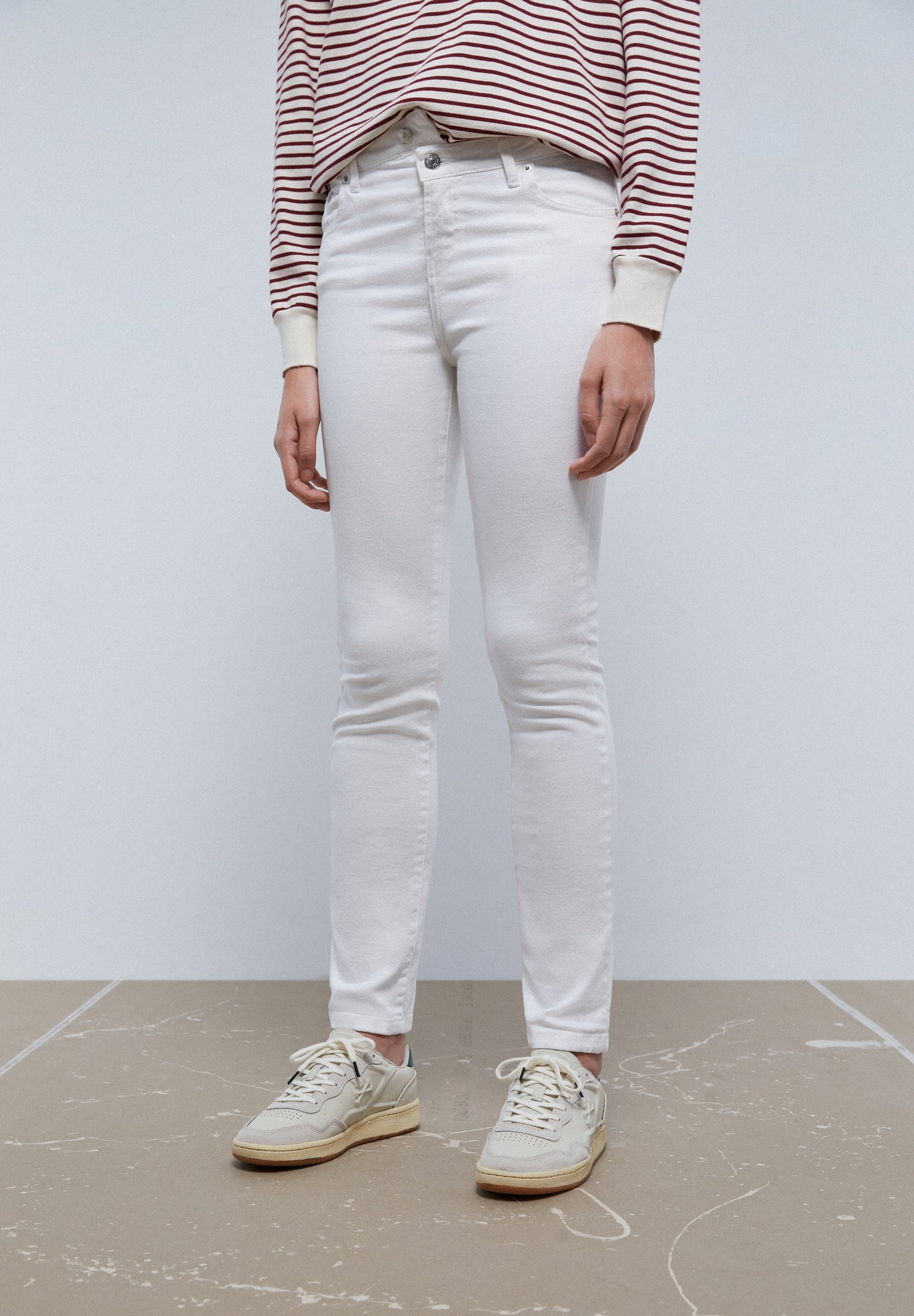 SKINNY-JEANS MIT KNÖPFEN