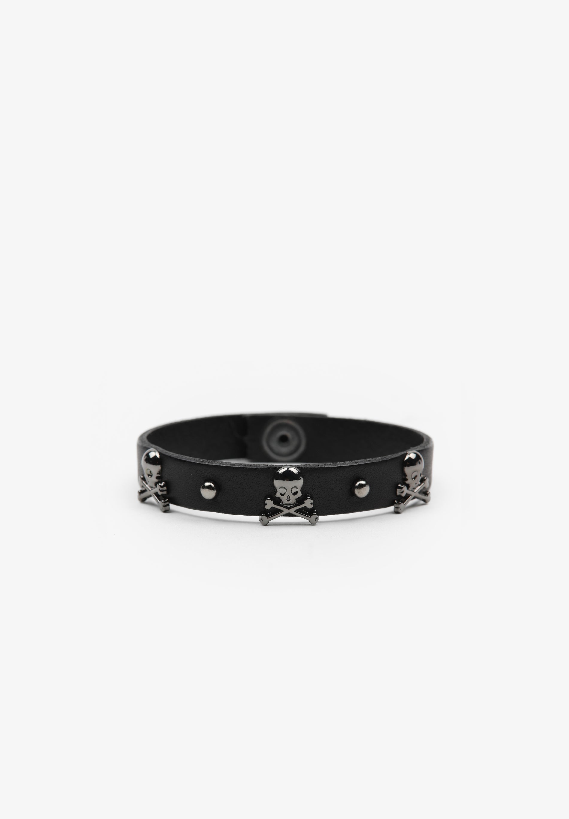 ARMBAND MIT TOTENKÖPFEN UND NIETEN