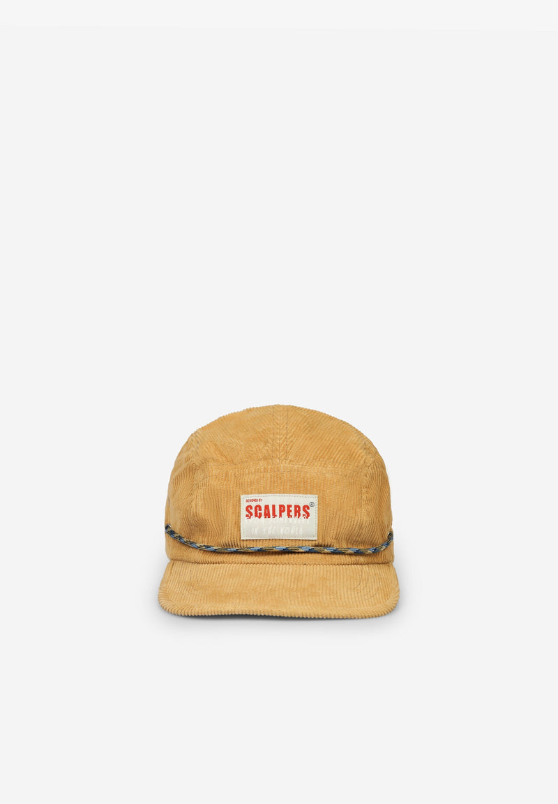 KAPPE MIT FÜNF PANELS UND ETIKETT