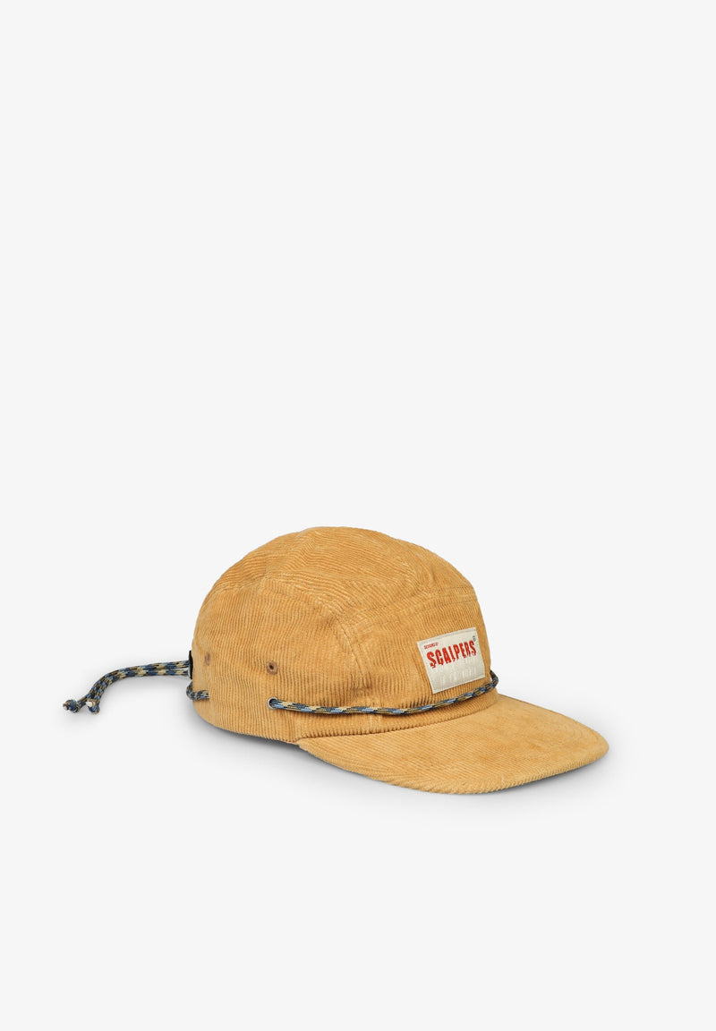 KAPPE MIT FÜNF PANELS UND ETIKETT