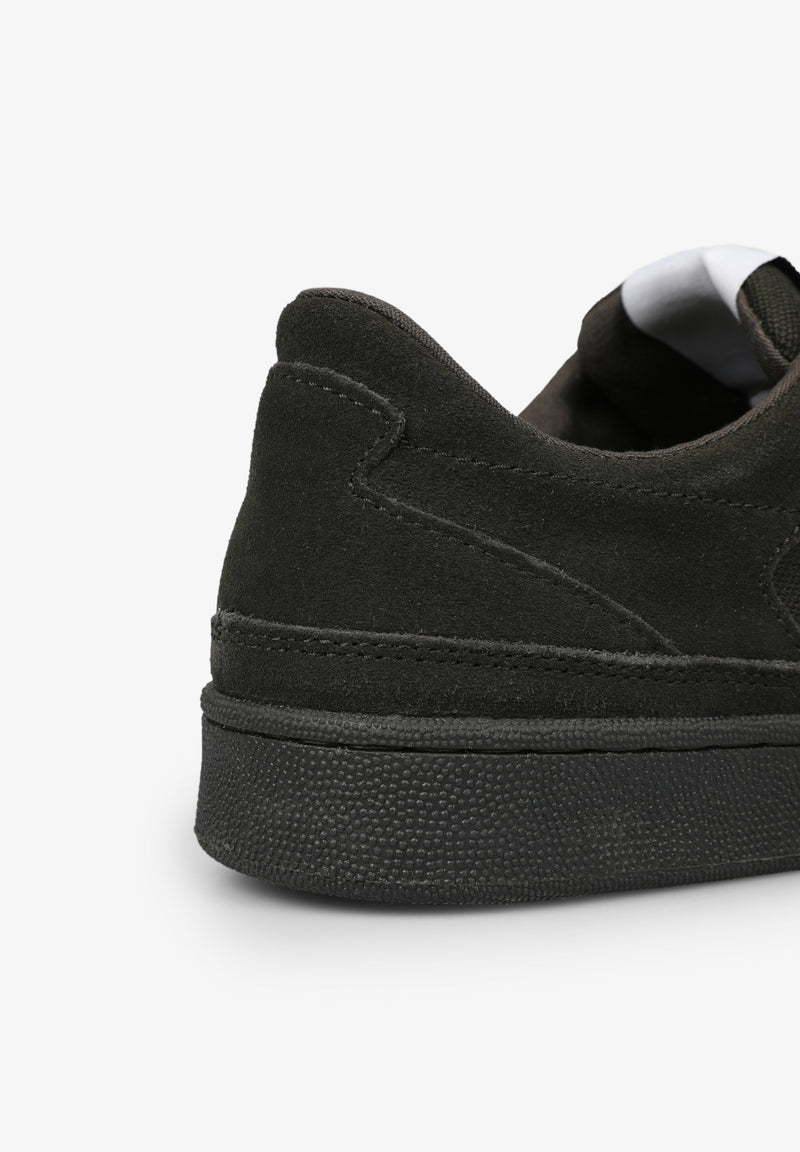 NIEDRIGE SNEAKER AUS WILDLEDER