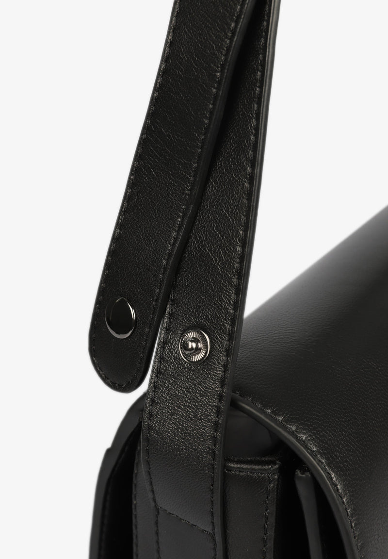 LEDERTASCHE MIT MODISCHEM VERSCHLUSS