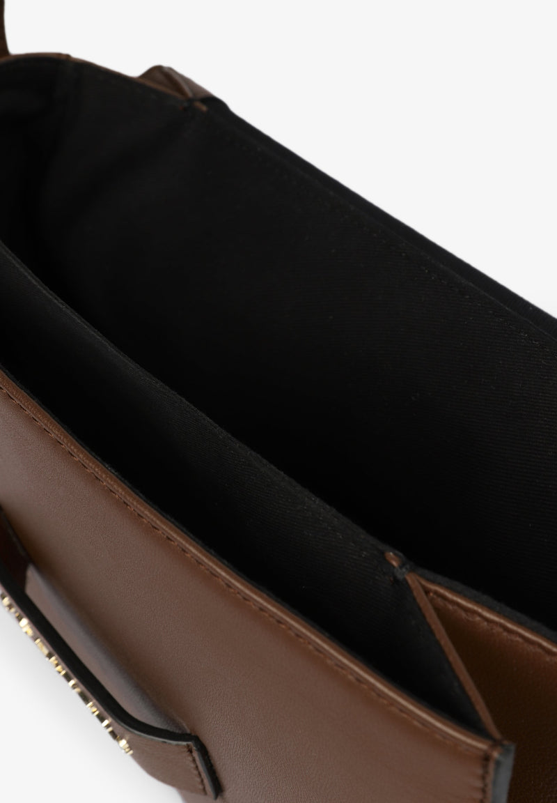LEDERTASCHE MIT MODISCHEM VERSCHLUSS