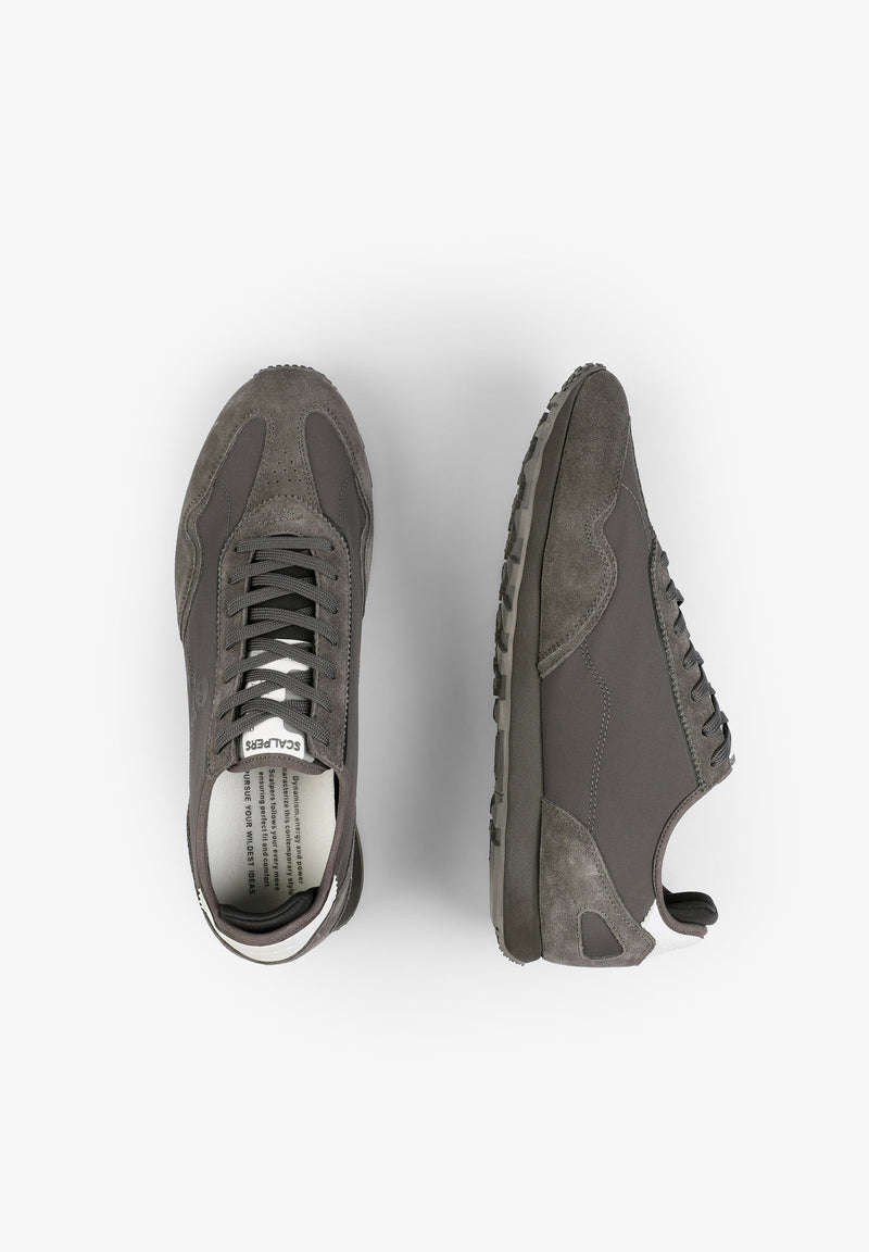 SNEAKER AUS WILDLEDER MIT TOTENKOPF