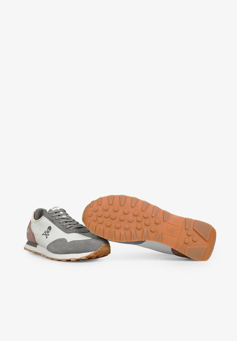 SNEAKER AUS WILDLEDER MIT TOTENKOPF