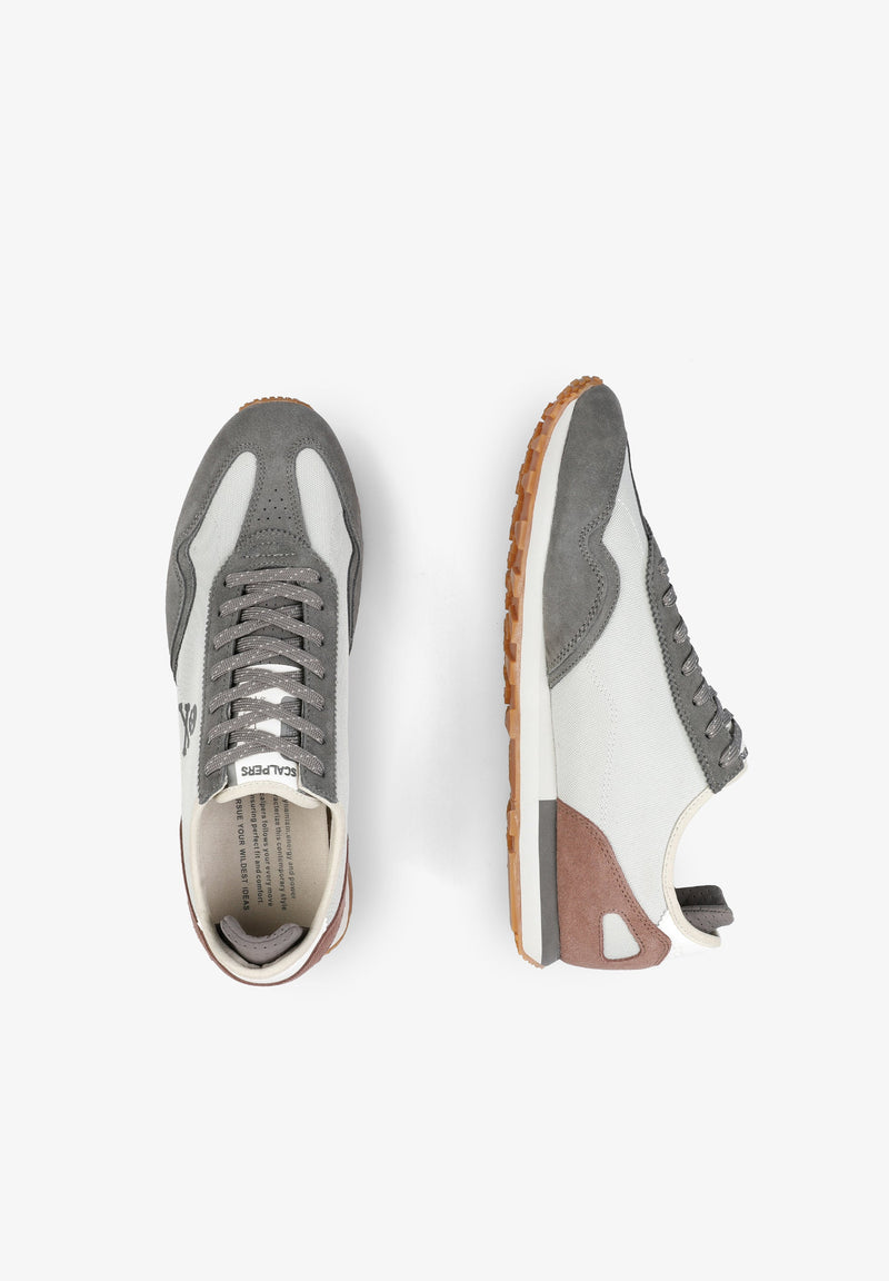 SNEAKER AUS WILDLEDER MIT TOTENKOPF