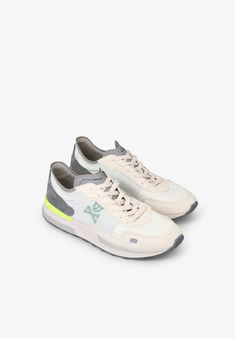 SNEAKER MIT SEITLICHEM TOTENKOPF