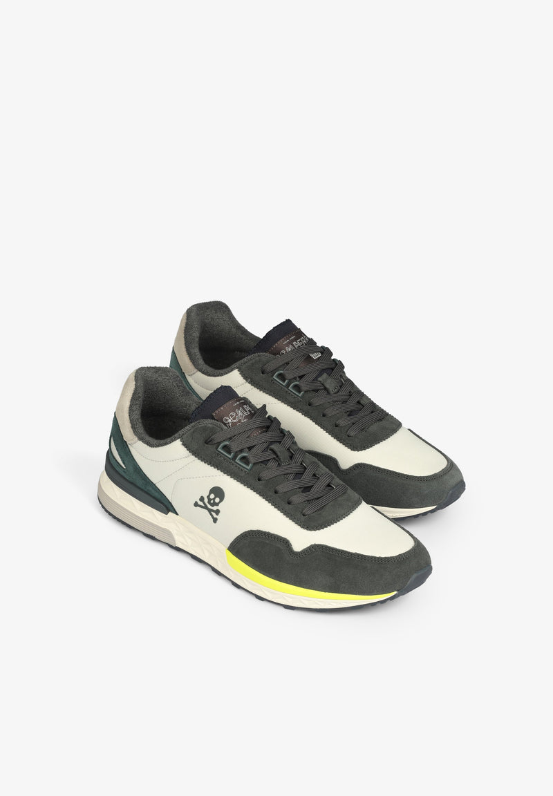 SNEAKER MIT SEITLICHEM TOTENKOPF