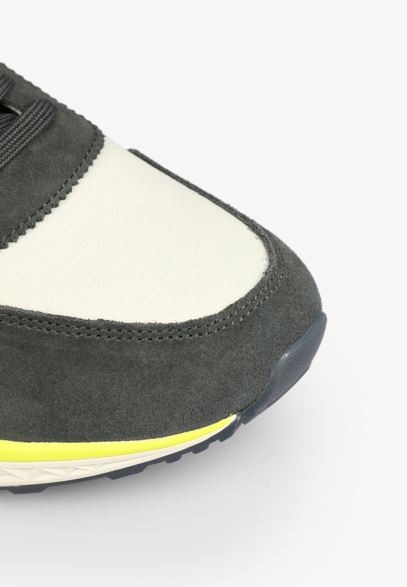 SNEAKER MIT SEITLICHEM TOTENKOPF