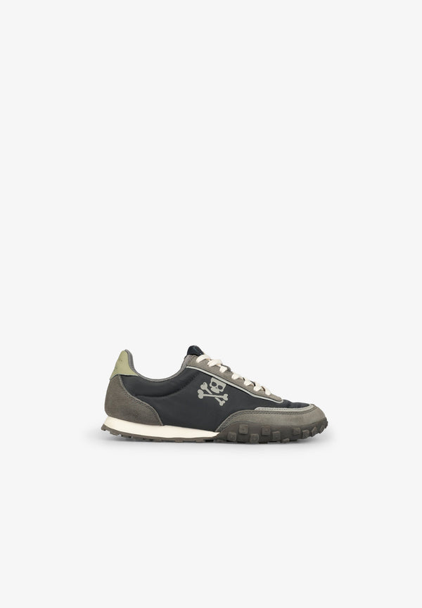 NIEDRIG GESCHNITTENE SNEAKER MIT TOTENKOPF-PRINT