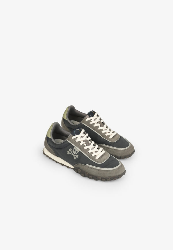 NIEDRIG GESCHNITTENE SNEAKER MIT TOTENKOPF-PRINT