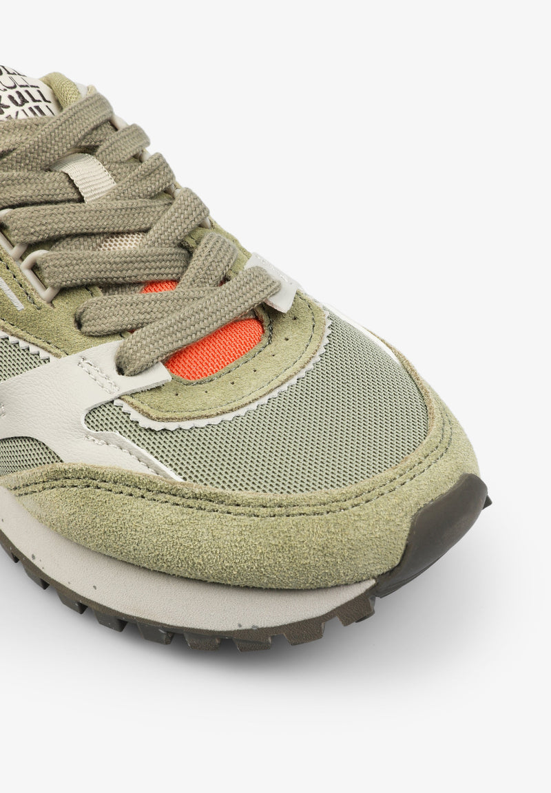 SNEAKER AUS VERSCHIEDENEN LAGEN VON STOFFEN MIT TOTENKOPF