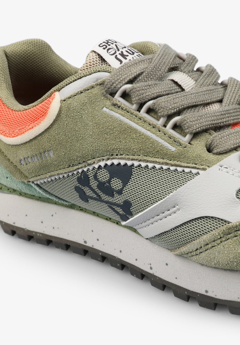 SNEAKER AUS VERSCHIEDENEN LAGEN VON STOFFEN MIT TOTENKOPF