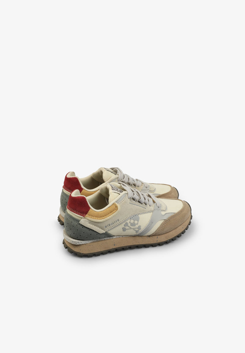 SNEAKER AUS VERSCHIEDENEN LAGEN VON STOFFEN MIT TOTENKOPF