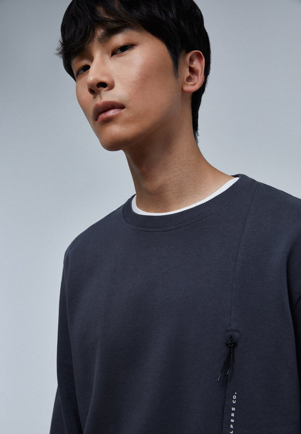 SWEATSHIRT MIT SCHRÄGTASCHE