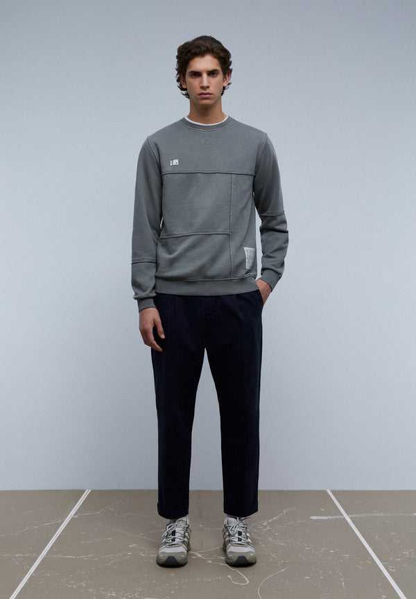 SWEATSHIRT MIT ABNÄHERN UND ETIKETT