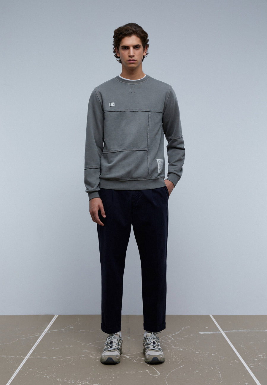 SWEATSHIRT MIT ABNÄHERN UND ETIKETT