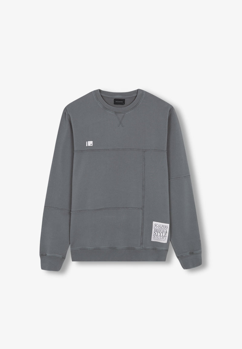 SWEATSHIRT MIT ABNÄHERN UND ETIKETT