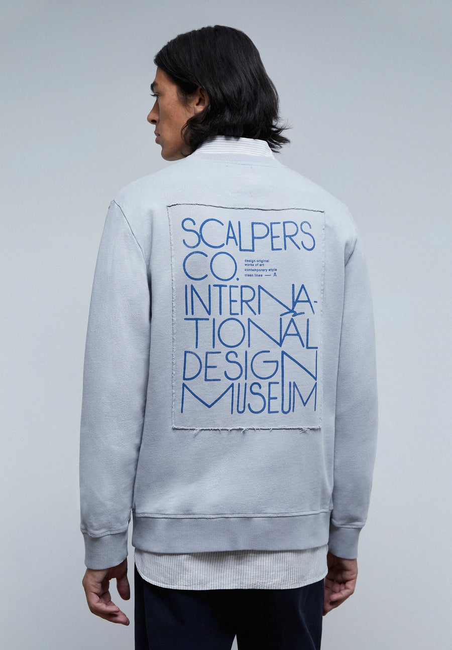 SWEATSHIRT MIT PATCH AUF DEM RÜCKEN