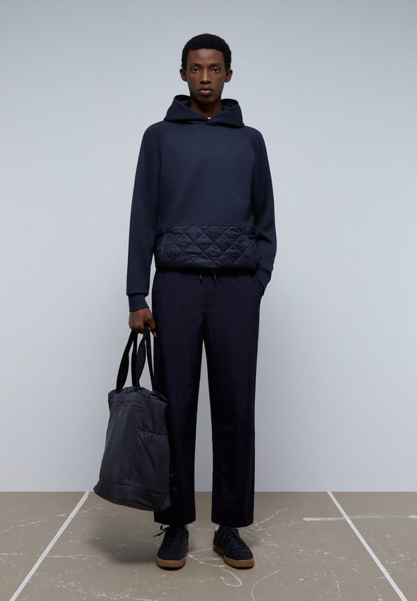 PREMIUM-SWEATSHIRT MIT GESTEPPTER TASCHE