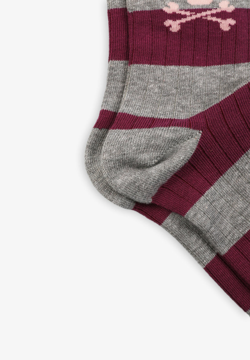 GERIPPTE SOCKEN MIT STREIFEN