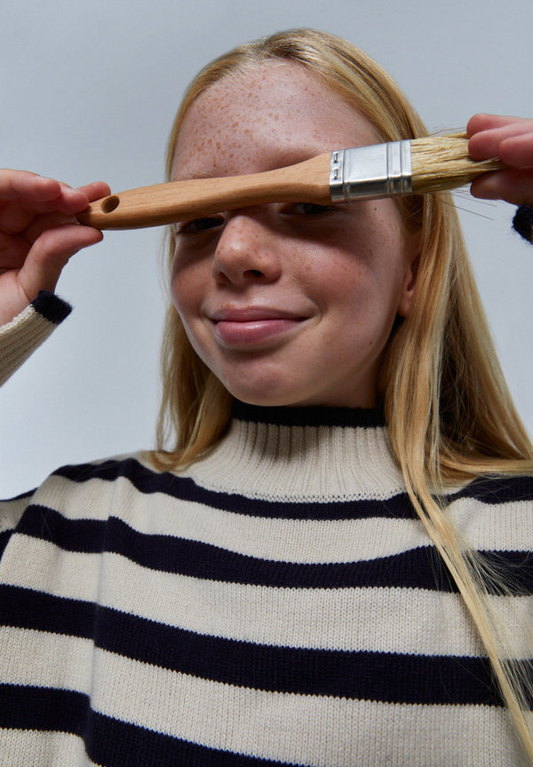 GESTREIFTER PULLOVER MIT GRIPPTEM STEHKRAGEN