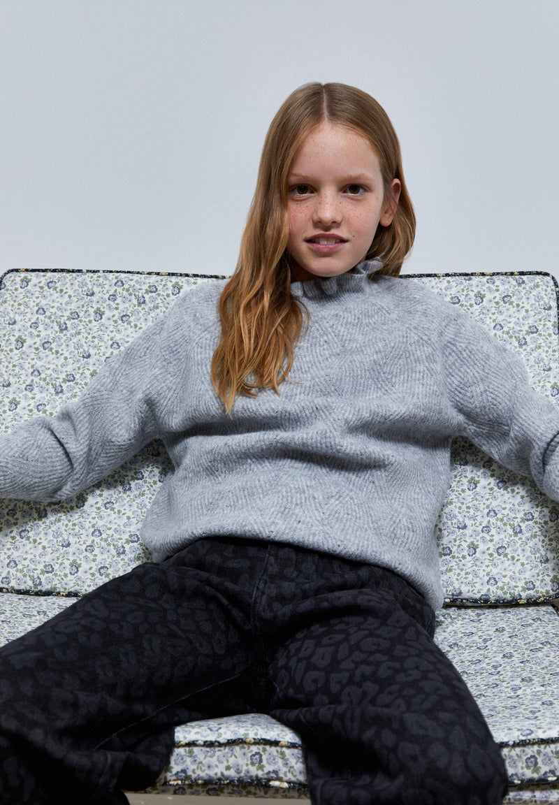PULLOVER MIT LOCHMUSTER UND GERIPPEM STEHKRAGEN