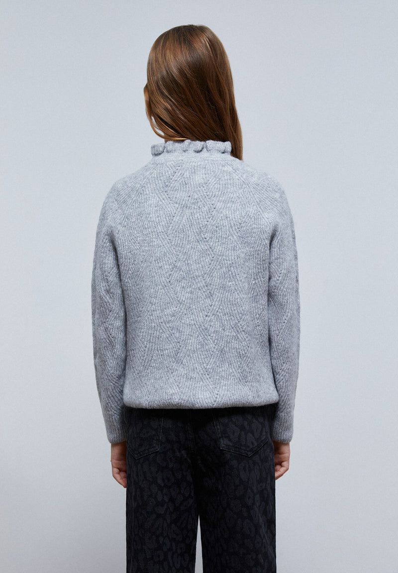 PULLOVER MIT LOCHMUSTER UND GERIPPEM STEHKRAGEN