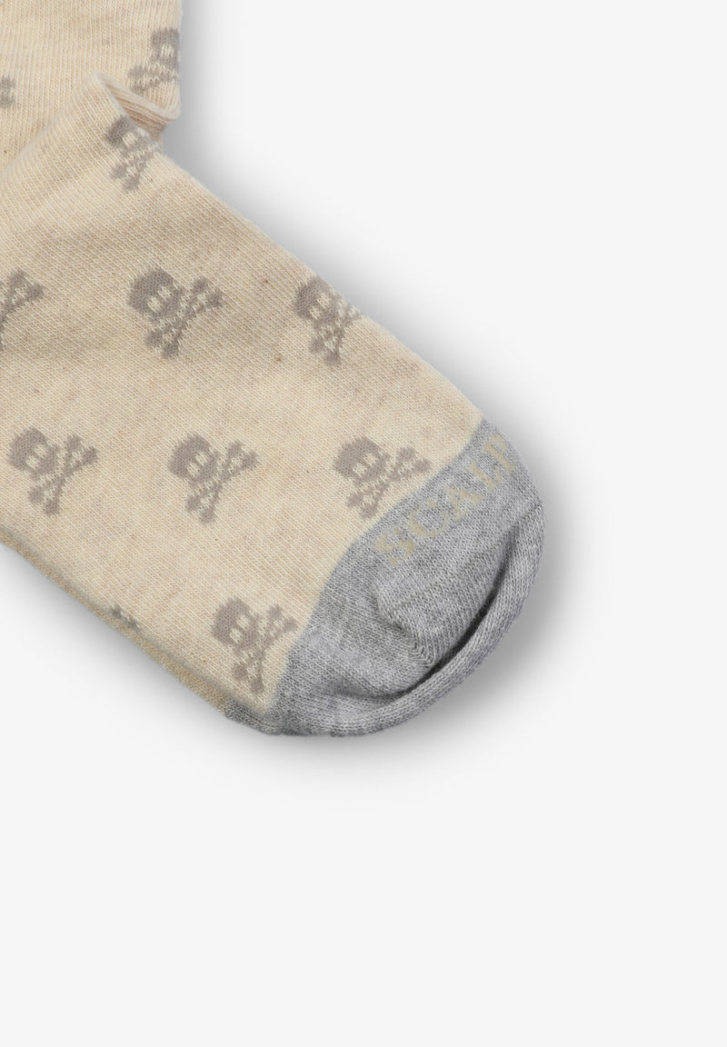 SOCKEN MIT ALLOVER-TOTENKÖPFEN